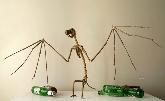 هنرنمایی عجیب با چوب‌های فرسوده (+عکس)