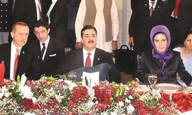 جنجال گردنبند اهدایی همسر اردوغان در پاکستان جنجال گردنبند اهدایی همسر اردوغان در پاکستان