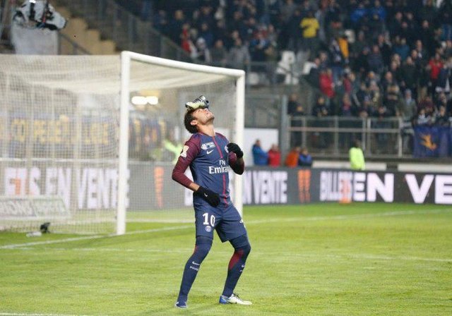 شادی عجیب نیمار پس از گل (عکس) شادی عجیب نیمار پس از گل (عکس)