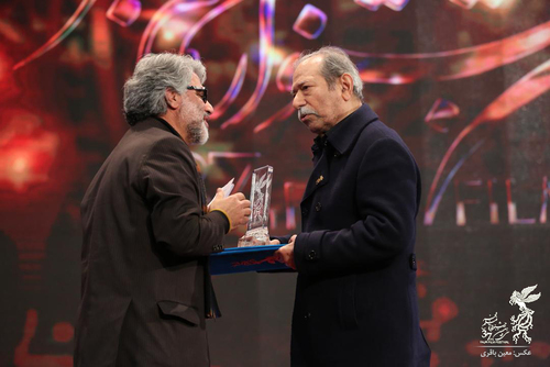 کپی ناشیانه حرکت اعتراضی مارلون براندو در اختتامیه جشنواره فجر توسط یک جوان