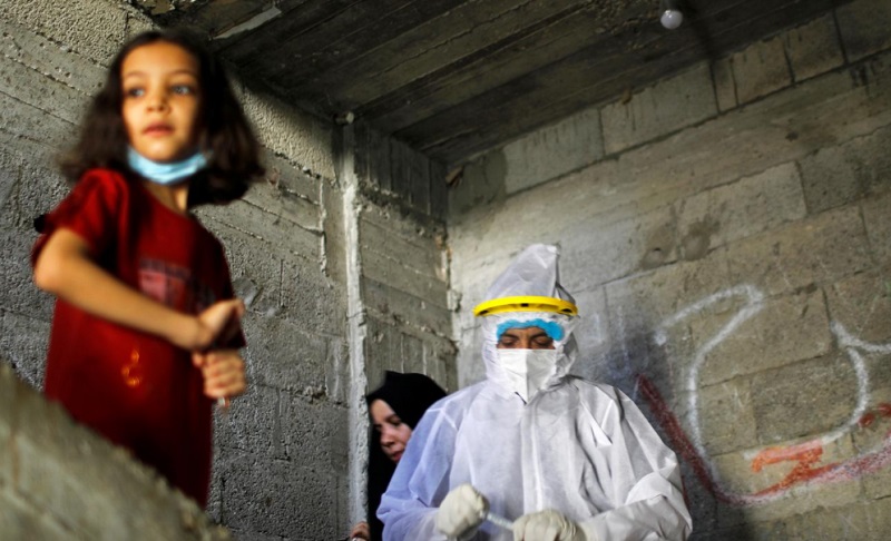 ماسک، راهکار مردم در منطقه شلوغ غزه راهکار مرد غزه در دوران کرونا ماسک