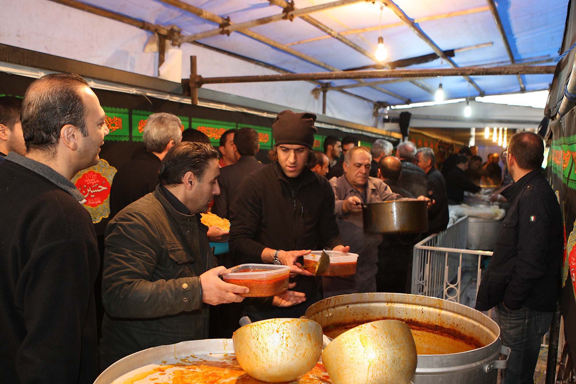 علی کریمی در حال آماده سازی غذای نذری / محرم سال 1393 (عکس)