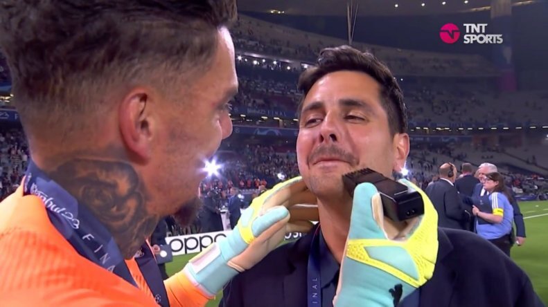 شرط‌بندی جالب ستاره من‌سیتی/ جشن قهرمانی با ریش‌تراش، ریش ادرسون تراشیده شد!